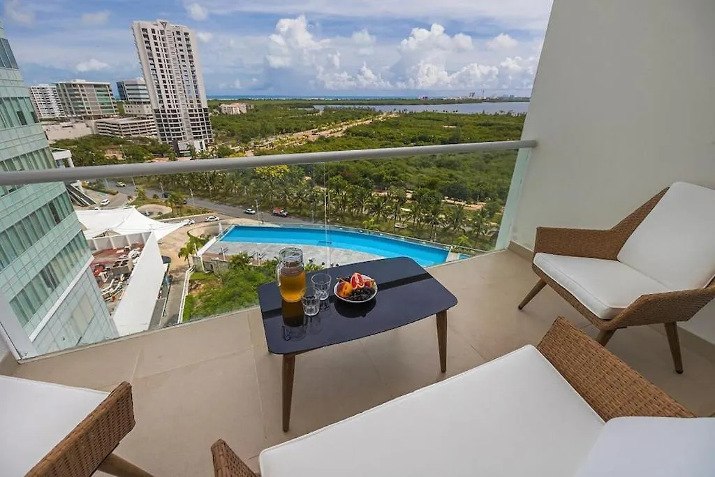 *New* Ocean & Lagoon View Apartment Next To Plaza Las Americas! Cancún Meksyk